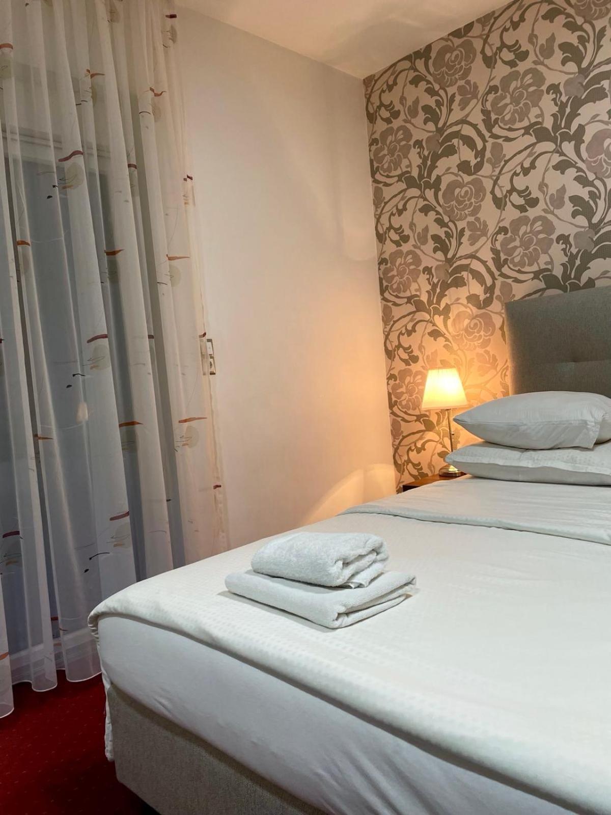 Swiss Plus Hotel Bihac Bagian luar foto