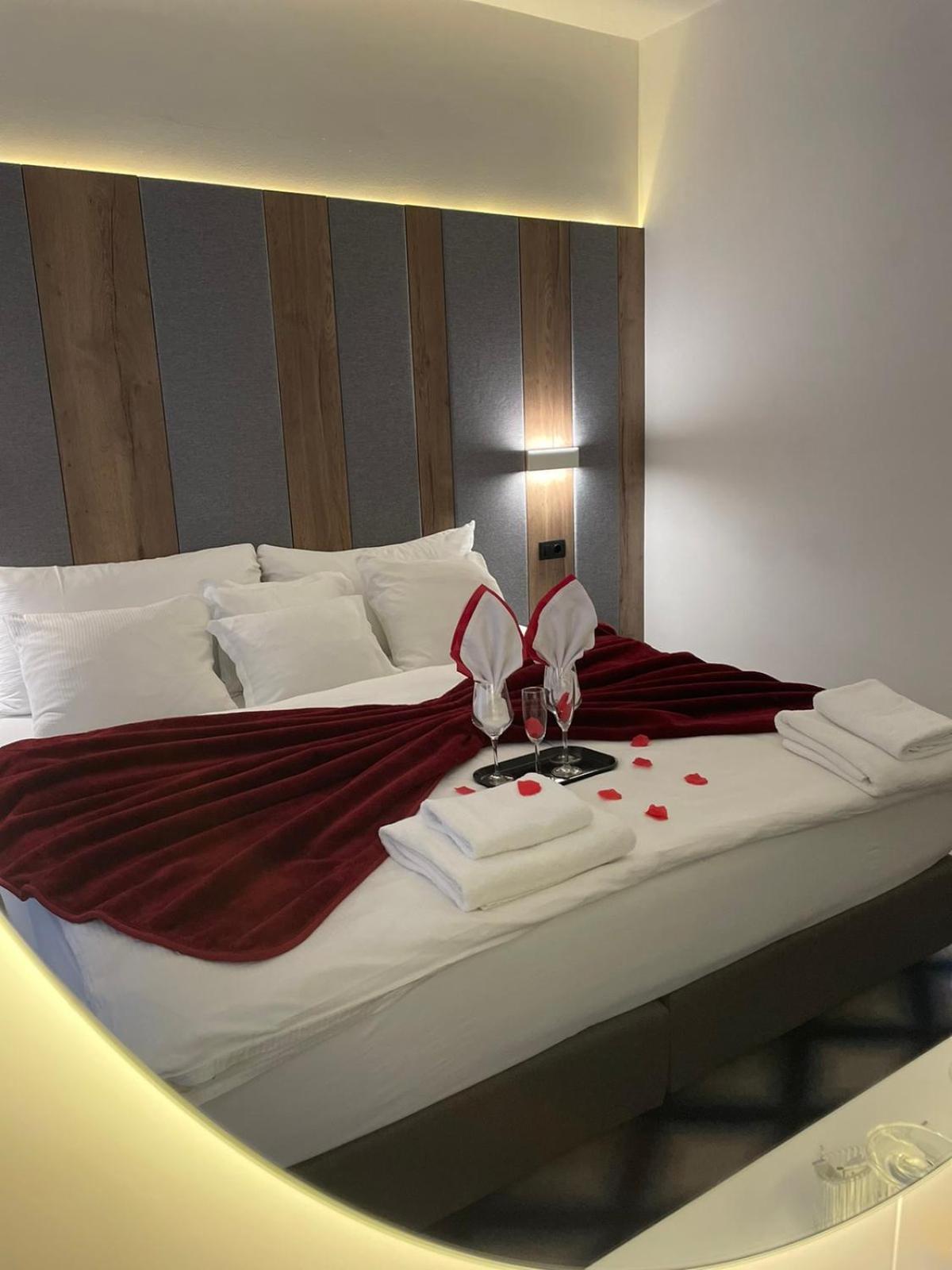 Swiss Plus Hotel Bihac Bagian luar foto