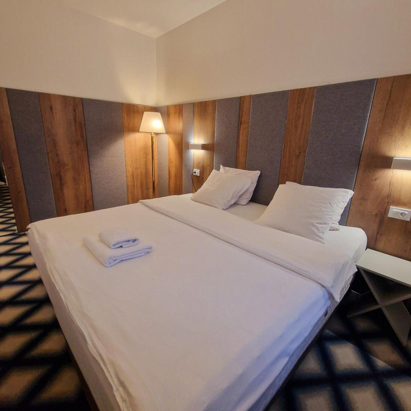 Swiss Plus Hotel Bihac Bagian luar foto