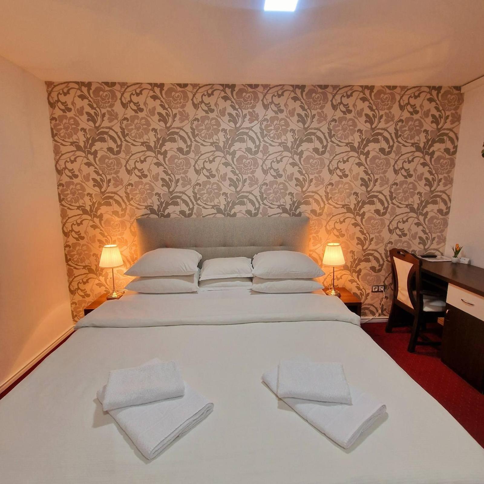 Swiss Plus Hotel Bihac Bagian luar foto